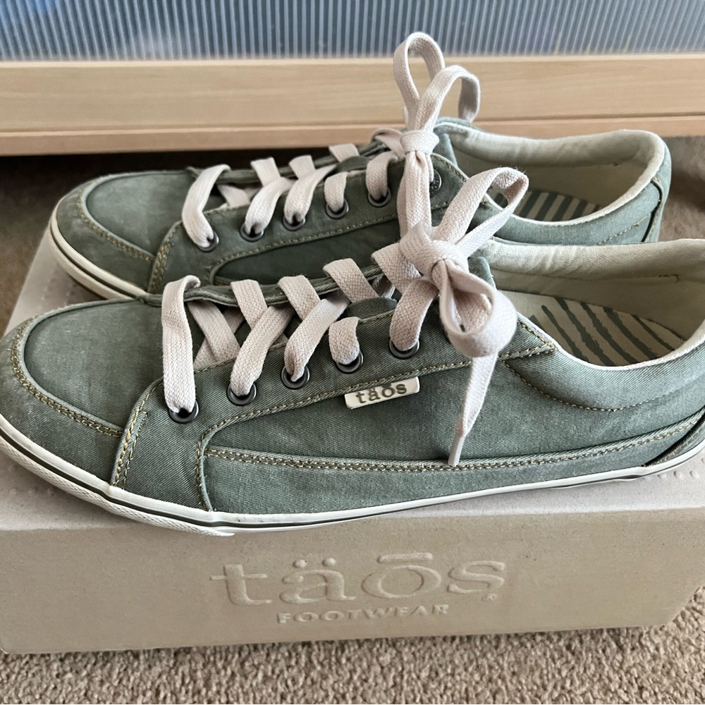 Taos Moc Star Size 10.5 Sage Green Canvas Womens Low Top Sneakers Shoes